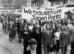 Mit einem Schweigemarsch durch die Frankfurter Innenstadt gedenken etwa 3000 Bankangestellte des ermordeten Vorstandssprechers der Dresdner Bank, Jürgen Ponto (Archivfoto vom 04.08.1977).(Foto: dpa)