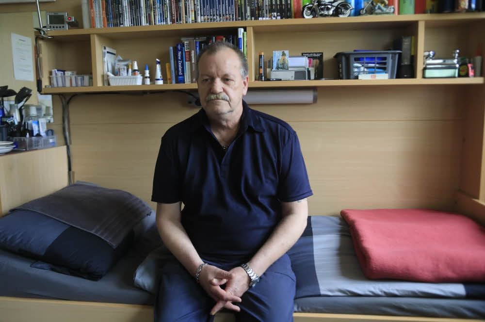 Siegfried L, 64 Jahre, im Sommer diesen Jahres in seiner Zelle in Bielefeld-Senne.