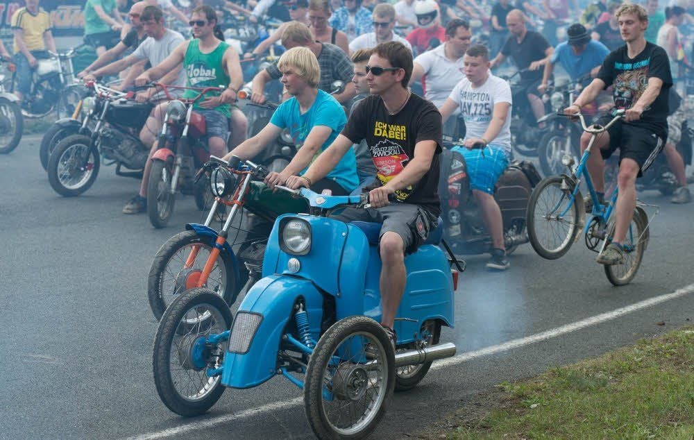 1000 Teilnehmer brachten 800 Mopeds mit nach Reinstedt. Das Harzer Simsontreffen auf dem Harzring ist zu einer guten Tradition geworden.