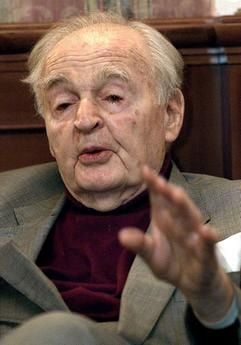 Das Archivbild vom März 2001 zeigt Marcel Prawy. Die Stadt Wien erbt den Nachlass des vor einem halben Jahr im Alter von 91 Jahren gestorbenen Musikkenners. (Foto: dpa)