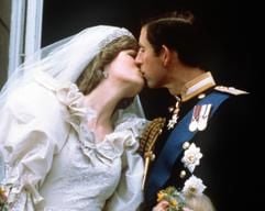 Nach ihrer Trauung küssten sich Prinz Charles und Lady Diana auf dem Balkon des Buckingham Palace in London (Archivfoto vom 29. Juli 1981). (Foto: dpa)