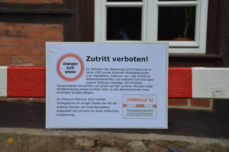 Schilder erinnern an die Aktion 1953.