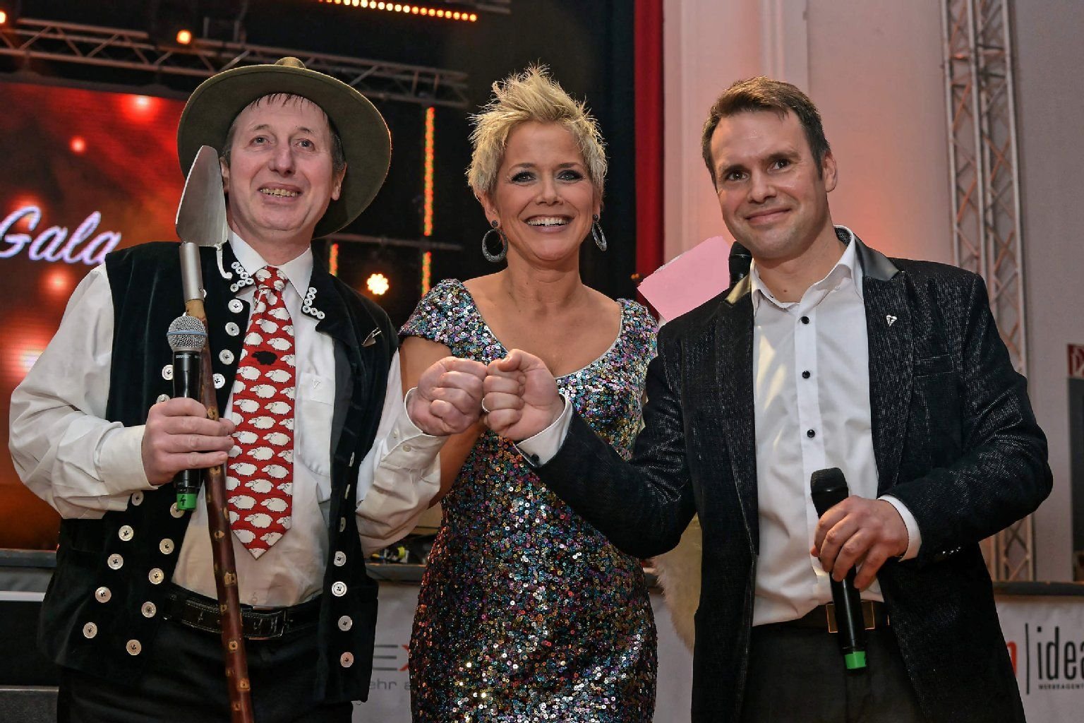 Schäfer Heinrich, Inka Bause und Daniel Kemp, Vorsitzender der Mukoviszidose Selbsthilfe Sachsen-Anhalt e.V. unterstützen die Spendengala.