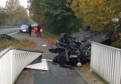 Ein verunglückter Personenwagen liegt an der B 215 in der Gemarkung Unterstedt bei Rotenburg/Wümme. Das Fahrzeug, in dem Schlagersänger Peter Orloff und seine Frau saßen, war gegen ein gemauertes Brückengeländer geprallt und hatte sich dann überschlagen. (FOTO: DPA)