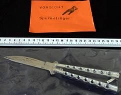 Die Tatwaffe, ein mittlerweile verbotenes Butterfly-Messer, liegt am Donnerstag (05.08.2004) bei der Spurensicherung in Bayreuth. (Foto: dpa)