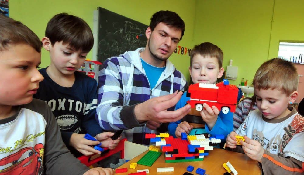 Buden, Türme und Raketen bauen, Pizza backen und Fußballspielen: Die Granschützer Sprösslinge mögen ihren Kindergärtner Martin Kotzian.