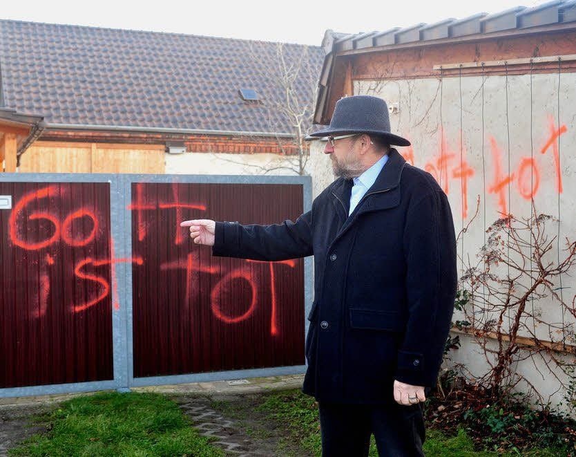 Berthold Hippe vor der verunstalteten Toreinfahrt seines Hauses.