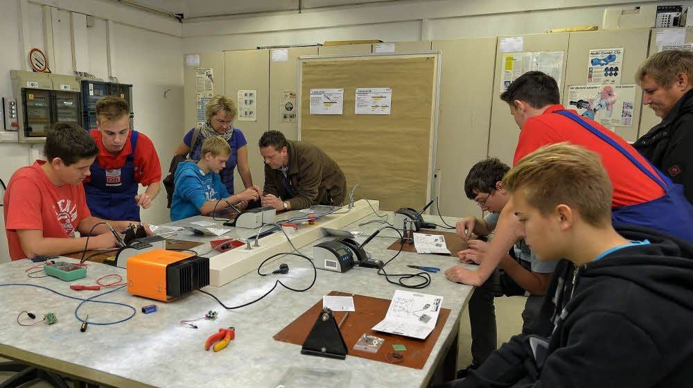 Sich gleich in der Praxis testen konnten am Sonnabend die jugendlichen Besucher der Ausbildungswerkstatt im DB-Werk in Dessau.
