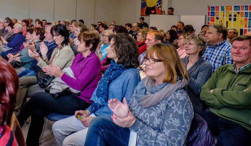 Die Gäste in der Aula spendeten reichlich Applaus.