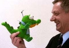 Auge in Auge sehen sich die zu plötzlicher Berühmtheit gelangte Kultfigur Schnappi und der Sprecher der Vertriebsgesellschaft GmbH in Bad Kösen (Burgenlandkreis), Helmut Schache, gegenüber (Foto vom 21.01.2005). (Foto: dpa)