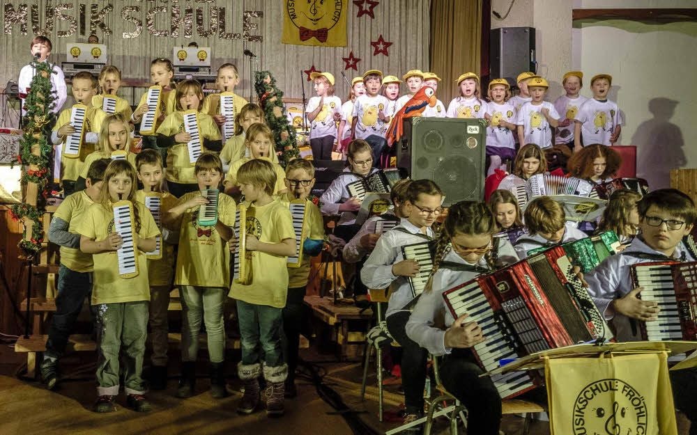 Beim Jubiläumskonzert in der „Goldenen Weintraube“: Eleven der Musikschule Fröhlich zeigen, was sie gelernt haben.