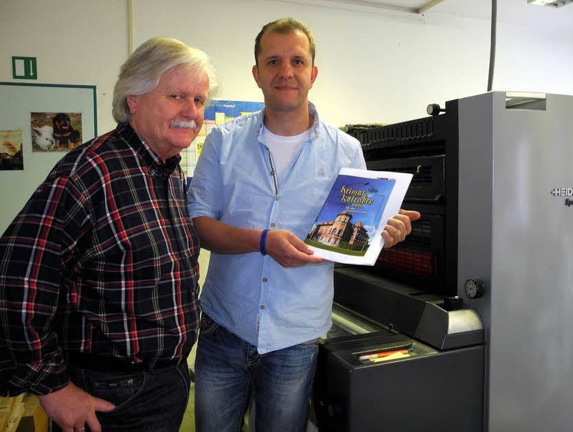 Heimatkalender-Redakteur Lothar Günther (links) und Verleger Jörg Wolfslast zeigen: Der „Prototyp“ mit dem Titelbild des neuen Jahresbegleiters ist fertig. In den nächsten Tagen wird gedruckt.