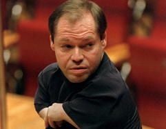 Star-Bassbariton Thomas Quasthoff (48) machte trotz seiner Contergan-Behinderung (er kam ohne Arme zur Welt) Karriere. Der nur 1,35 Meter große Mann wurde Professor an der Musikhochschule in Detmold. (Foto: dpa)
