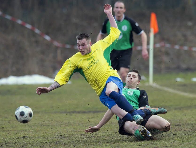 Dölaus Alexander John (li.) wird von Moritz Stegmayer gefoult.