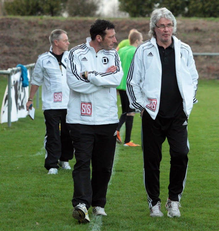 Es gibt bei Dessau 05 noch viel zu besprechen zwischen Team-Manager Dirk Metzker (l.) und dem neuen Trainer Joachim Schaffer. Morgen Abend kommt erst einmal Friedersdorf in den Schillerpark.