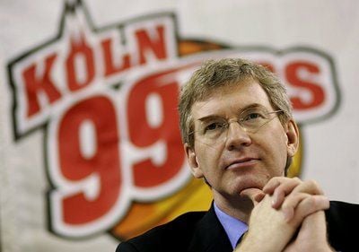 Jürgen Wollny, Geschäftsführer des Basketball-Bundesligisten Köln 99ers, faltet die Hände während einer Presekonferenz in Köln. (ARCHIVFOTO: DPA)