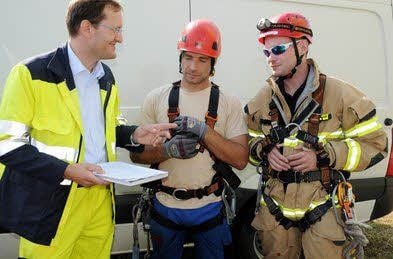 Markus Claudius Romberg, von Repower Deutschland, Mathias Reisnauer aus Prettin, Servicemitarbeiter bei WEA Sachsen, und Christian Zimmermann von der Höhenrettung Brandenburg (v.l.) im Gespräch.