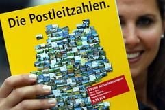 Ein Model präsentiert am Donnerstag (29.09.2005) in Berlin das neue Postleitzahlenbuch der Deutschen Post. Der 1280 Gramm schwere Wälzer enthält im Vergleich zur Erstausgabe von 1993 ca. 63000 Änderungen, die aus Umbenennungen bei Straßennamen, neuen Orten oder Orsteilen resultieren. Fast 3000 neue Postleitzahlen wurden aufgenommen. (Foto: dpa)