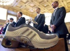 Ein Laufschuh mit elektronischem Dämpfungssystem des Sportartikelherstellers «adidas-Salomon AG» (Herzogenaurach) steht im Gerichtssaal des Bundesverwaltungsgerichtes (BVG) in Leipzig. (Foto: dpa)