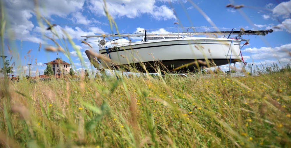 Noch stehen Boote auf dem Trockenen. Sie könnten zwar im Wasser liegen, doch mit ihnen auf der Goitzsche fahren, das darf man derzeit nicht.