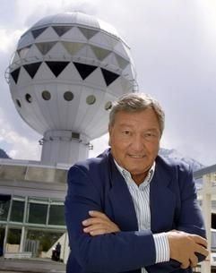 Der Schweizer Populärwissenschaftler und UFO-Forscher Erich von Däniken, Mitbegründer und Mitbesitzer des «Mystery Parks», im April 2003 vor dem Panorama-Turm im Mystery Park in Interlaken. (Foto: dpa)