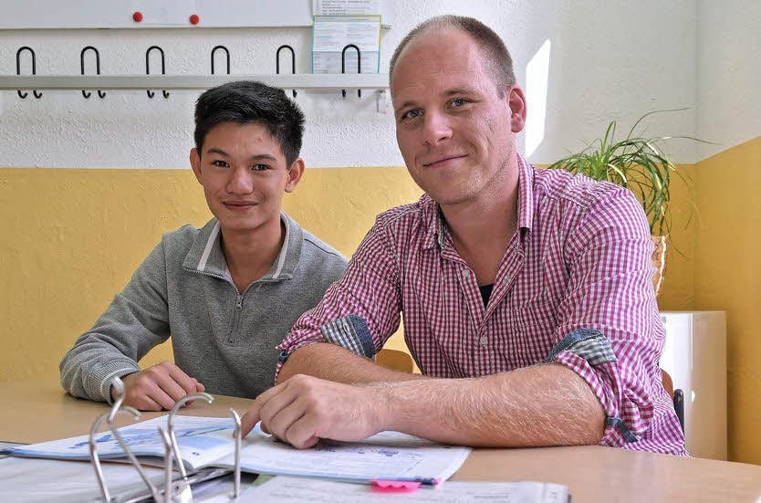Deutschlehrer Bobby Keller hat wesentlich zum Konzept der Internationalen Sprachklasse (ISK) beigetragen. Der 16-jährige Thien gehört zu den ersten Schülern, die im Anschluss an die ISK nun die 9. Klasse besuchen.