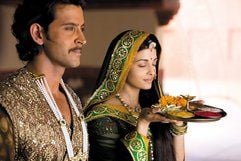 Kaiser Jalaluddin Muhammad (l, Hrithik Roshan) steht in einer Szene des Films "Jodhaa Akbar" neben Jodhaa (r, Aishwarya Rai). (Foto: dpa)