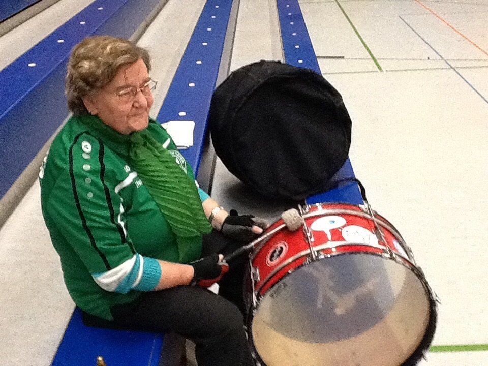 USV-Edelfan Christa (76) feuert die Spieler regelmäßig an