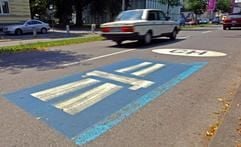 In der Innenstadt von Bregenz fährt am Donnerstag (13.07.2006) ein Auto an einer Fahrbahnmarkierung Richtung Schweiz vorbei. (Foto: dpa)