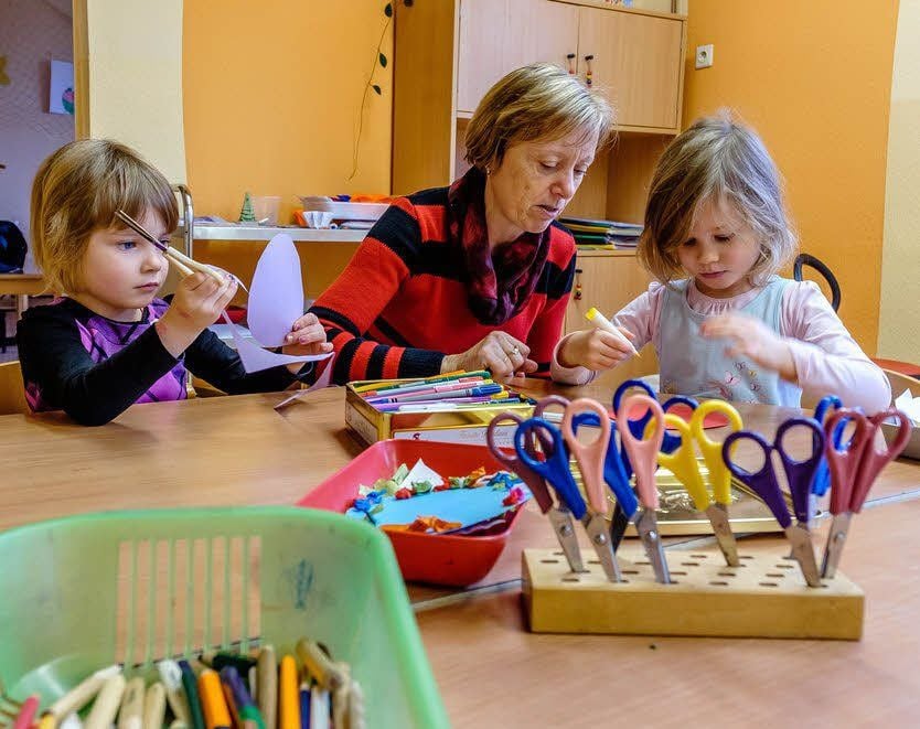 Die Kinder kriegen von dem Wirrwarr wenig mit: Emma (l.) und Anna mit Erzieherin Margit Leske in der Trebitzer Kita.