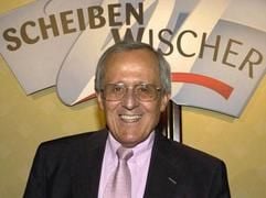 Dieter Hildebrandt ist am 23. Mai 1927 in Bunzlau (Schlesien) zur Welt gekommen Nach dem Krieg holte das Abitur nach und studierte bis 1955 Literatur- und Theaterwissenschaften in München. Popularität erlangte er mit dem «Scheibenwischer», den die ARD 23 Jahre lang, bis 2003, ausstrahlte - und demder CSU-Mann Franz Josef Strauß (1915-1988) «politische Giftmischerei» bescheinigte. (Foto: dpa)
