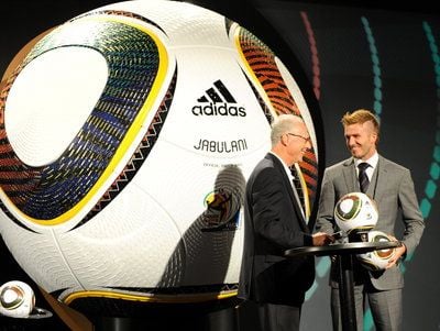 Franz Beckenbauer (l) unterhält sich mit David Beckham (r). Der von der deutschen Firma adidas entwickelte Ball heißt Jabulani. (FOTO: DPA)
