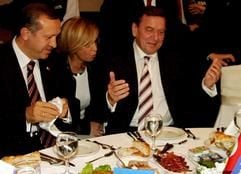 Der türkische Premierminister Recep Tayyip Erdogan (l.) empfängt Bundeskanzler Gerhard Schröder zum Fastenbrechen, dem abendlichen Abschluss eines Fastentages während des Ramadans, in Istanbul. (Foto: dpa)