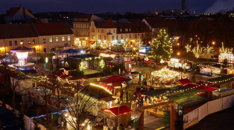 Je dunkler es wird, desto mehr steigt die Stimmung auf dem Heele-Christ-Markt, wie der Bernburger Weihnachtsmarkt genannt wird.