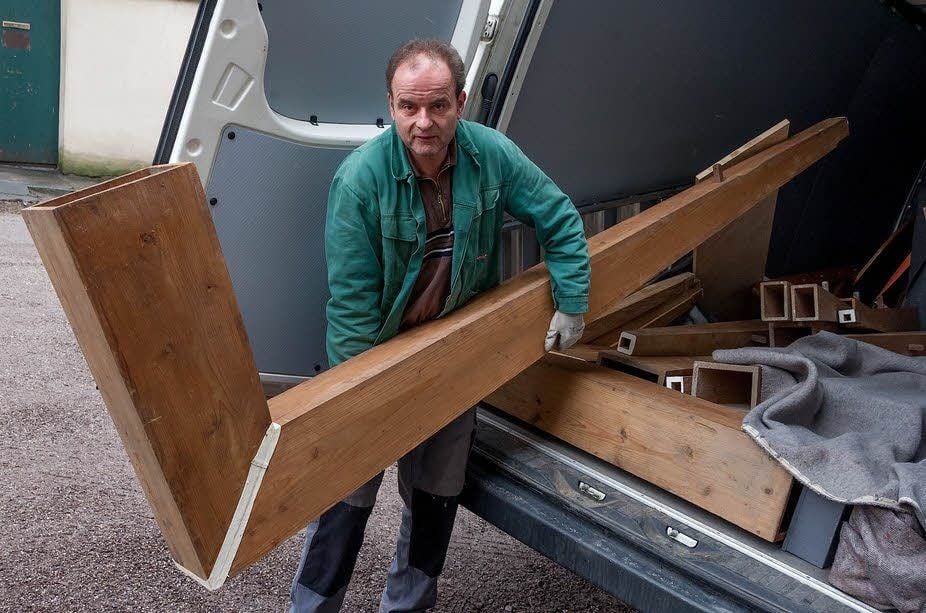 Während Tino Herrig am Klang der feilt, schleppt Gunnar Schmid die riesigen Holzpfeifen in die Kirche.