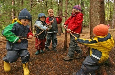 Die Knirpse aus dem Waldkindergarten Ilmenau spielen im Wald. Bis zum Mittagessen spielen die 20 Kinder draußen, basteln mit Laub und Kastanien, schnitzen Äste, bauen sich Höhlen oder Laufen beim Bewegungsparcours um die Wette. (FOTO: DPA)