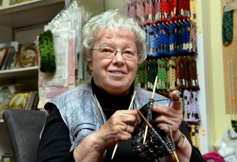 Ursula Hoppe in ihrem Element: Bei Handarbeiten mit Wolle und Nadeln kann sie ihre Kreativität ausleben.