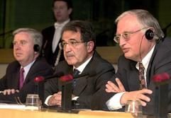 Das Archivbild zeigt (l-r) den Präsidenten des Europaparlaments, den Iren Pat Cox, den italienischen EU-Kommissionspräsidenten Romano Prodi und den für die Erweiterung zuständigen deutschen EU-Kommissar Günter Verheugen während einer Pressekonferenz zur EU-Erweiterung in Brüssel. (Foto:dpa)