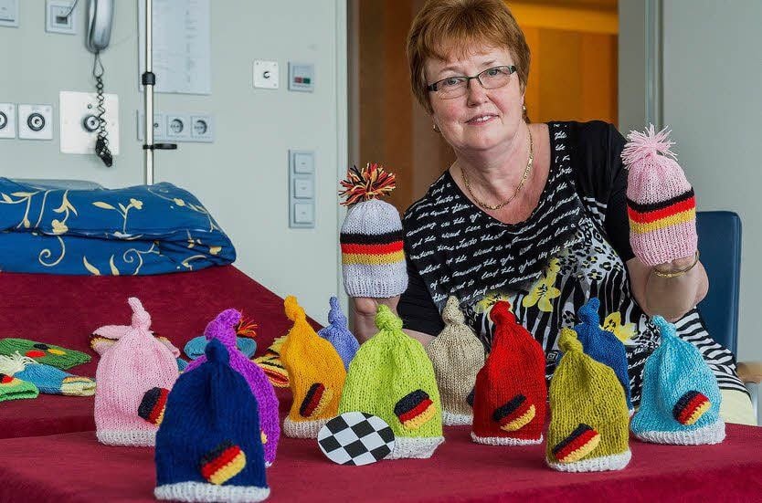 Monika Warstat aus Merseburg versorgt Neugeborene im Merseburger Klinikum regelmäßig mit Wollmützchen. Zur Fußball-WM im Sommer gab es eine besondere Kollektion. 2011 war im Klinikum ihr Enkel zur Welt gekommen. Seitdem strickt die 58-Jährige für die Babys.