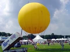 An Halteseilen schwebte am Sonntag auf dem Gelände des NATO-Festes in Mönchengladbach ein Ballon. Ein Unwetter riss den Ballon los, zog ein Kind mit sich und flog 50 Kilometer weit bis Hamminkeln. Das Mädchen starb beim Absturz des Ballons. (Foto: dpa)