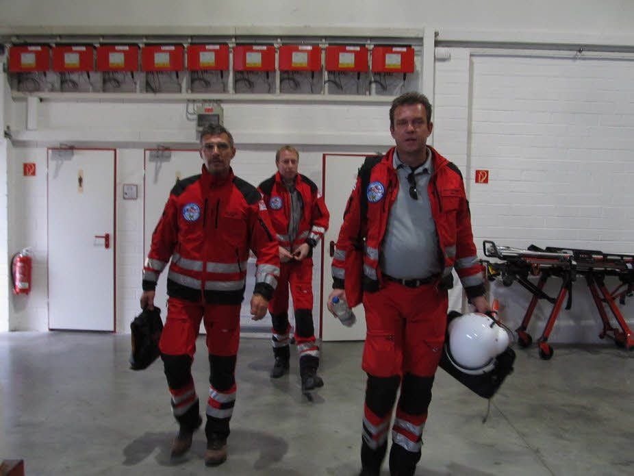 Vom Frühstückstisch in den Helikopter: Uwe Schmeier, Markus Seidel und Norbert Ebbighausen (v.l.)