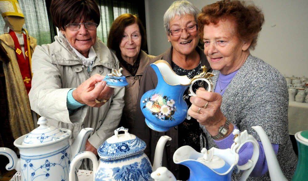 Gisela Peller (von links), Inge Fechner, Karin Litte und Anneliese Eschholz staunen über die umfangreiche Kaffeekannensammlung.