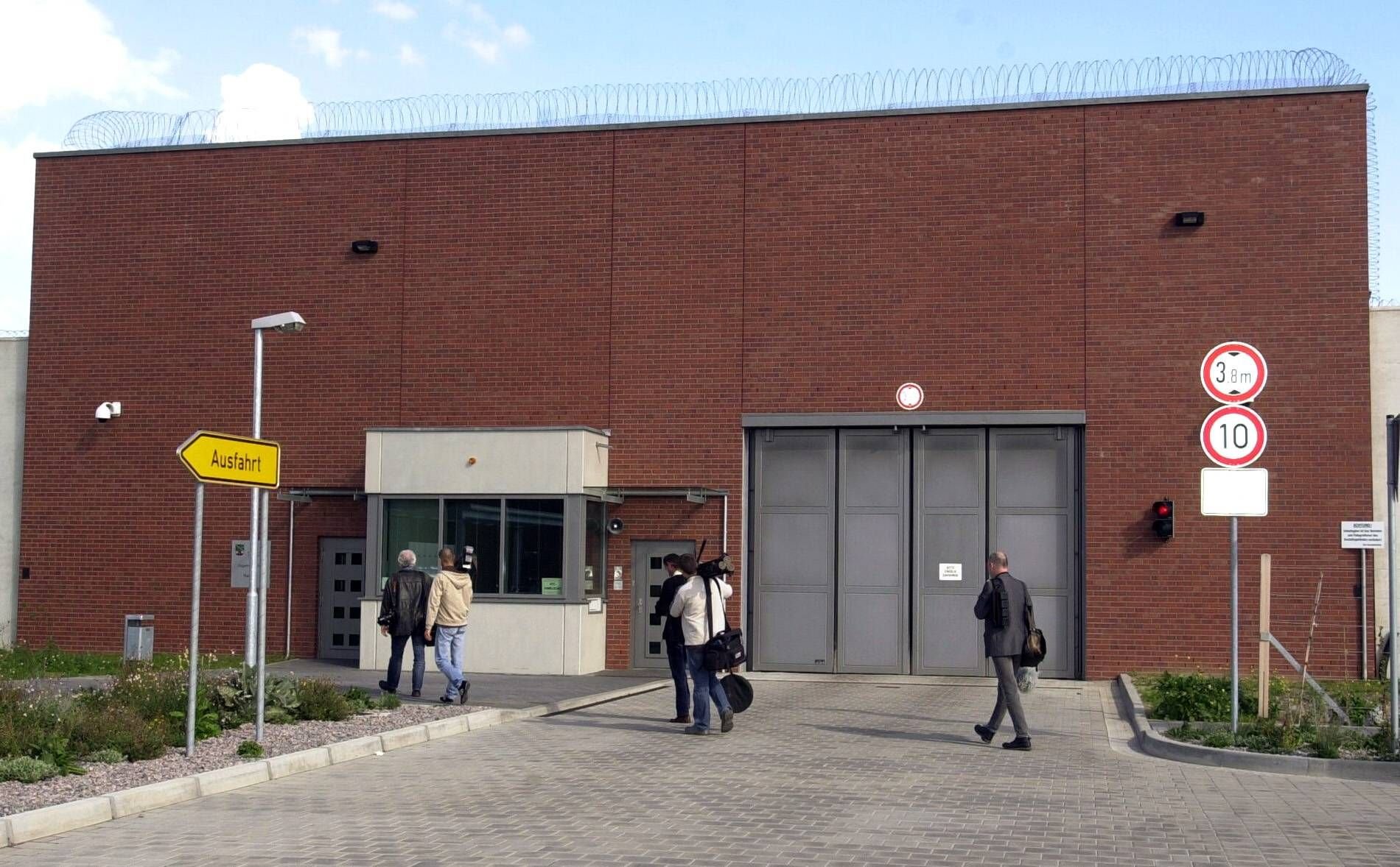 Vor dem Eingang der Jugendanstalt Raßnitz.