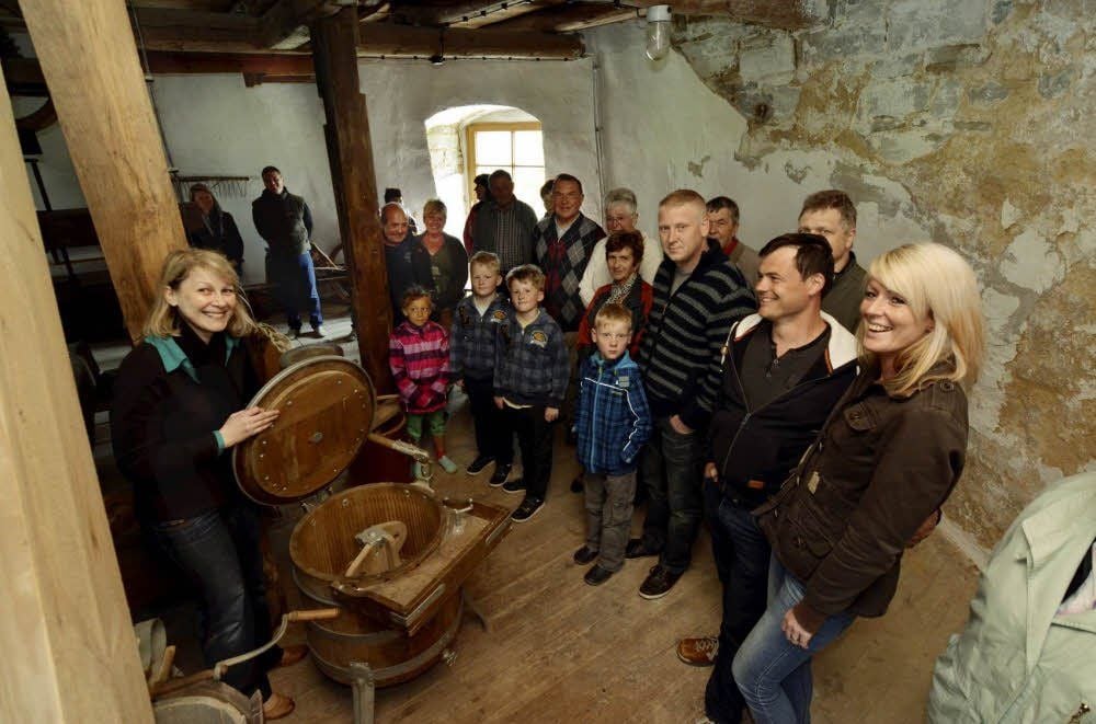 Silvana Kühn (links) gab den Gästen in der Rippichaer Mühle Einblicke in das Leben der Müller.