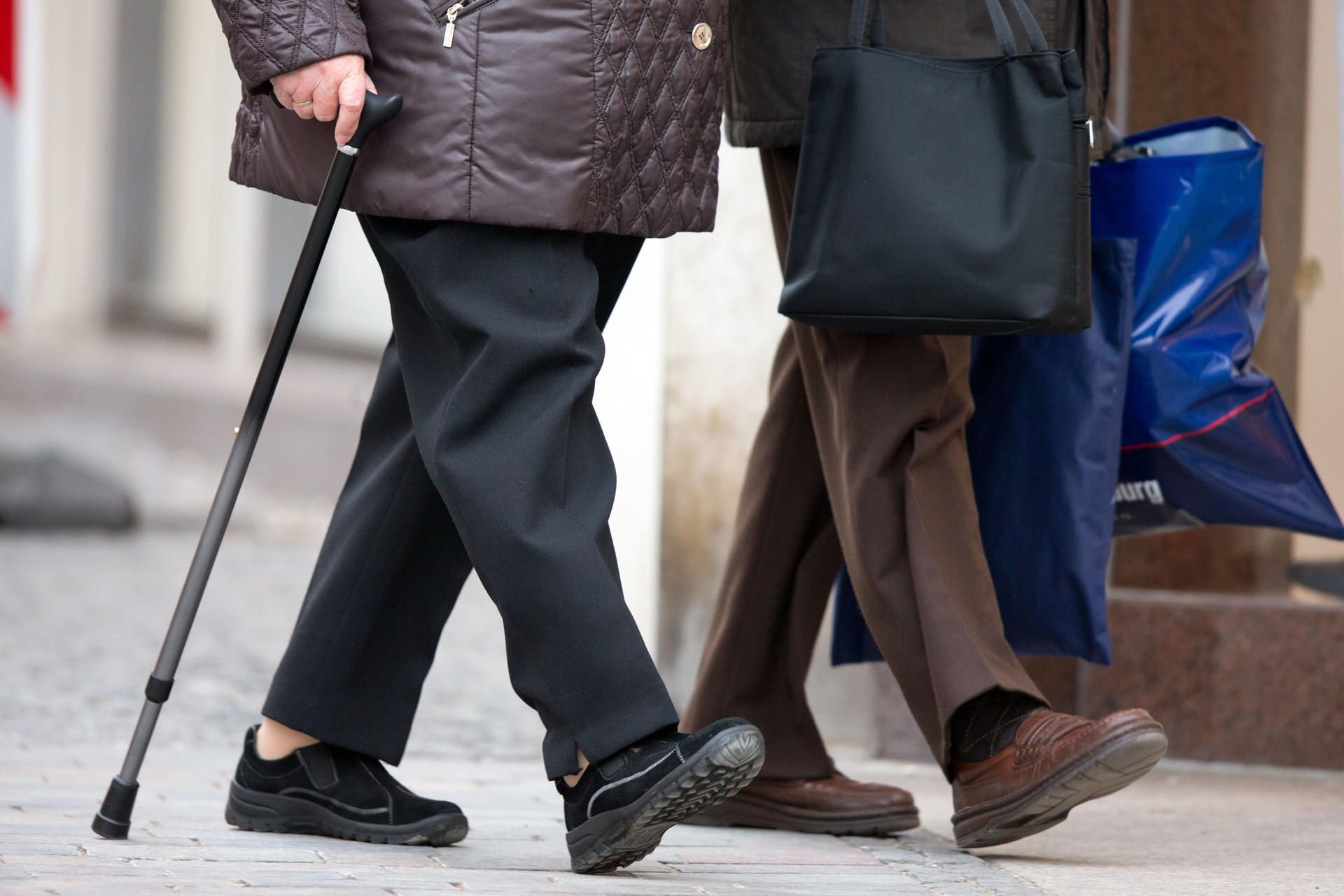 Rentner sollen neue Ausweise erhalten. Die Kosten sind immens. (Symbolbild)