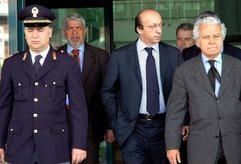 Italiens mutmaßlicher Fußball-Pate Luciano Moggi (2. v.r.) hat beim sechstündigen Verhör um den Fußball-Manipulations-Skandal geweint. (Foto: dpa)