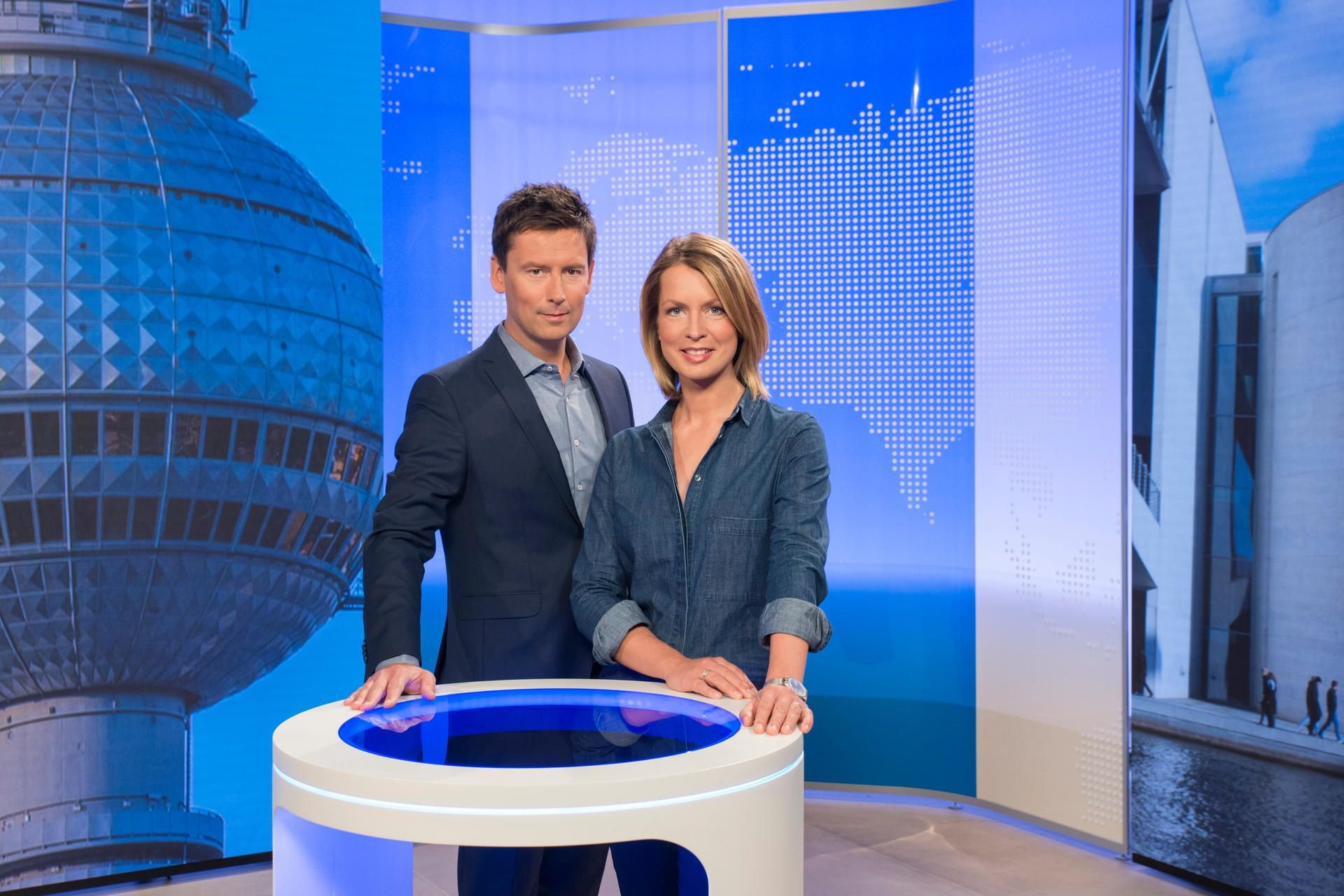 Jessy Wellmer und Sascha Hingst im neuen Studio des ARD-Mittagsmagazins
