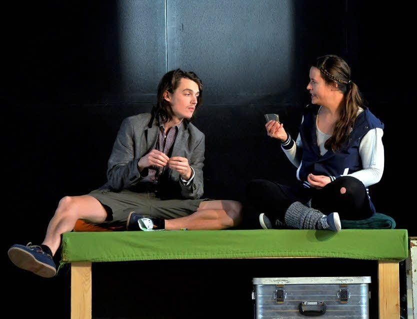 Katharina Binder und Lukas Ruben Eickholl als Florian und Anne.