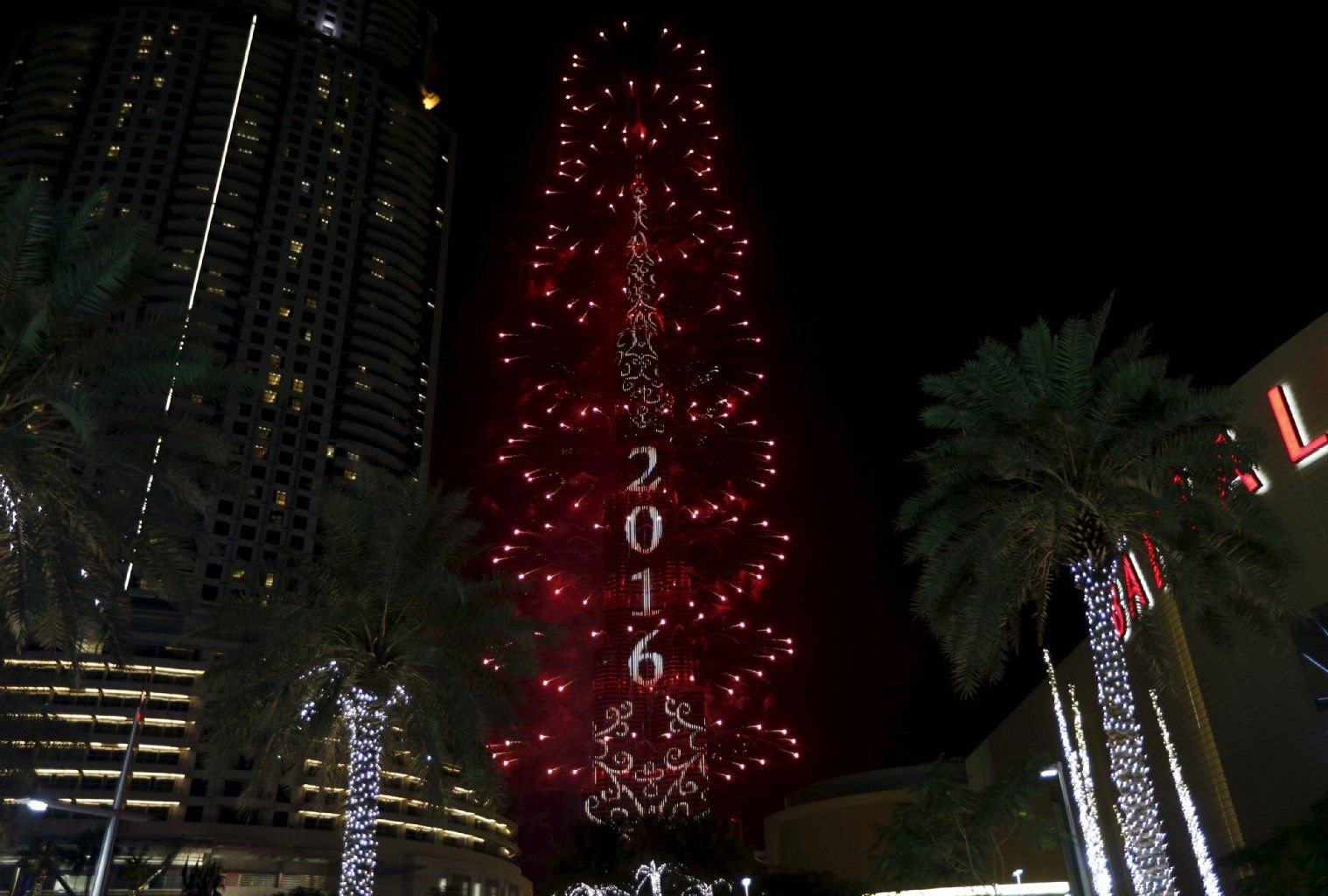 Die Menschen im Zentrum Dubais haben trotz des Feuers in einem Luxushotel ins neue Jahr gefeiert.