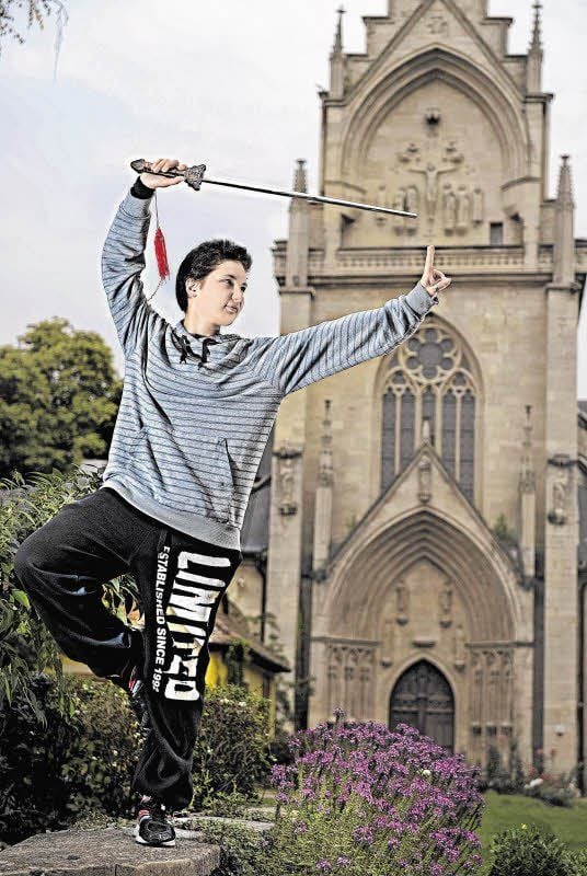 Die Kampfkunst Tai-Chi hat Tanja Weyhe - hier auf dem Gelände ihres Gymnasiums, der Landesschule Pforta - bei ihrem China-Jahr auch ausprobiert.